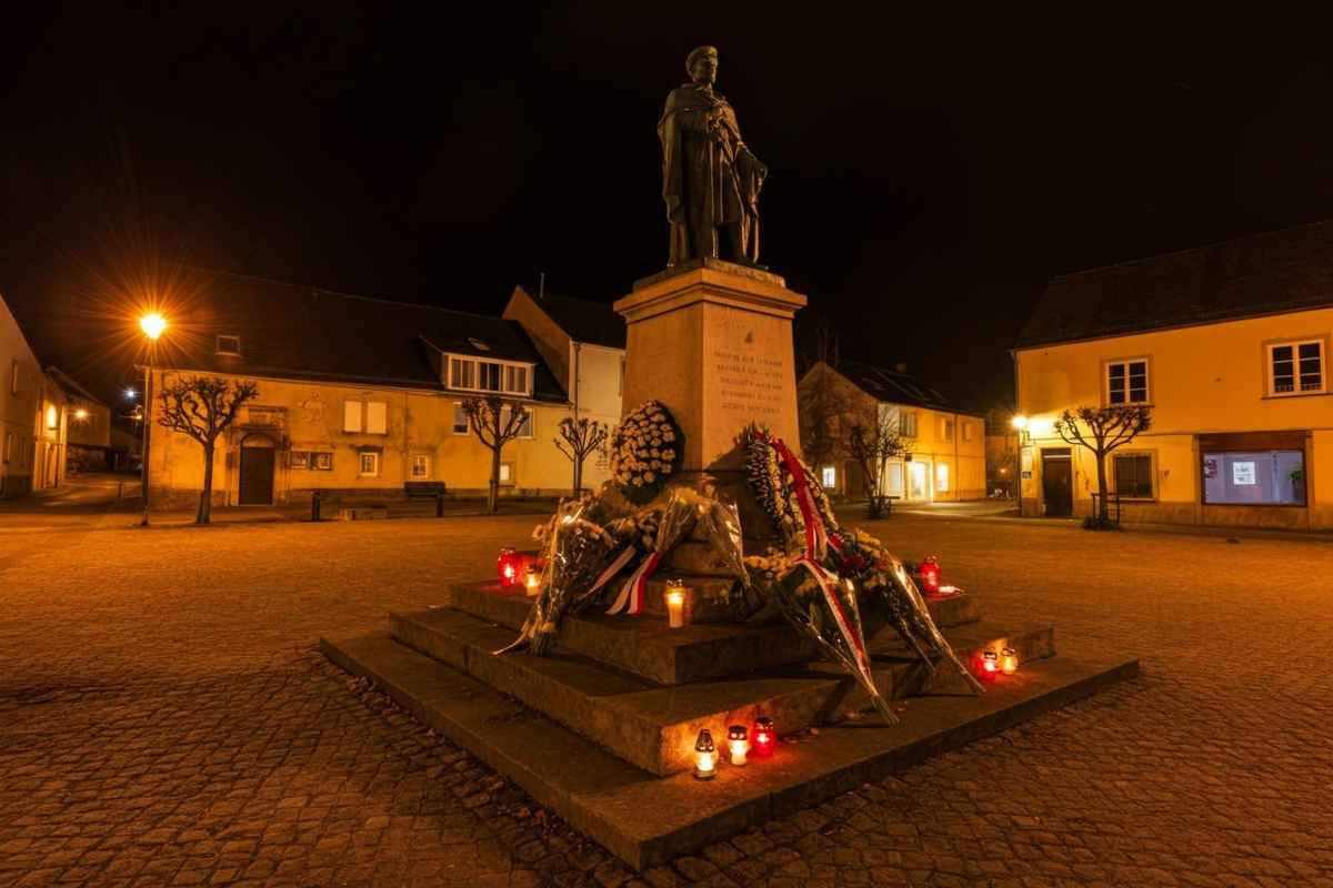 Tragedia in piazza: giovane di 19 anni perde la vita dopo una caduta da una statua