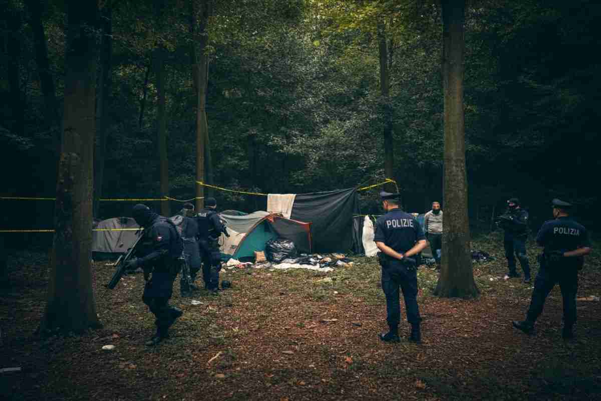 Trapper in guai seri: 19 arresti e un AK-47 sequestrato nella loro banda
