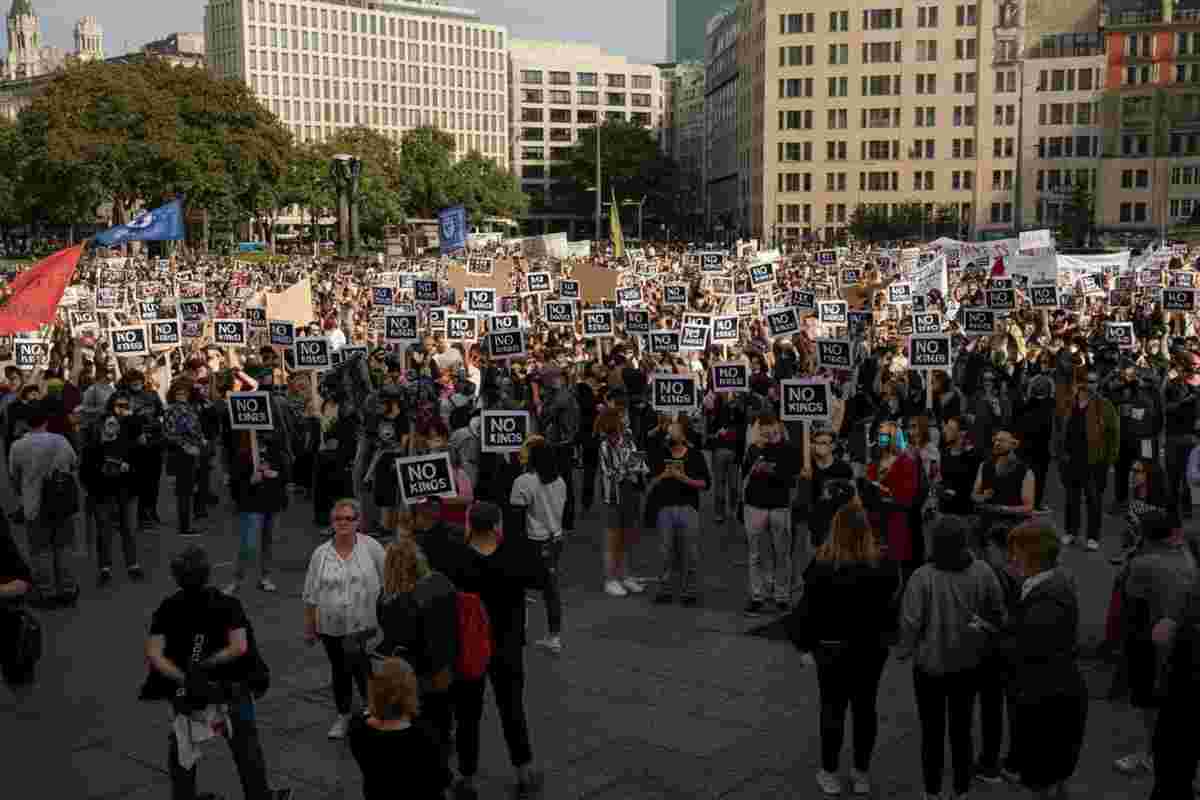 Trump rassicura i manifestanti: 'Non sono un re'
