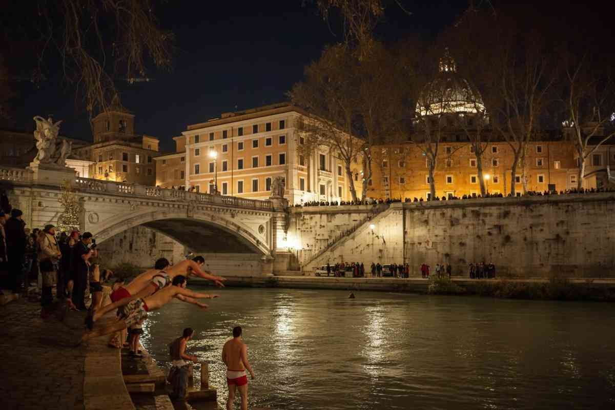 Un viaggio poetico tra le acque del Tevere e la bellezza di Roma nel 'Figlio di Giano'