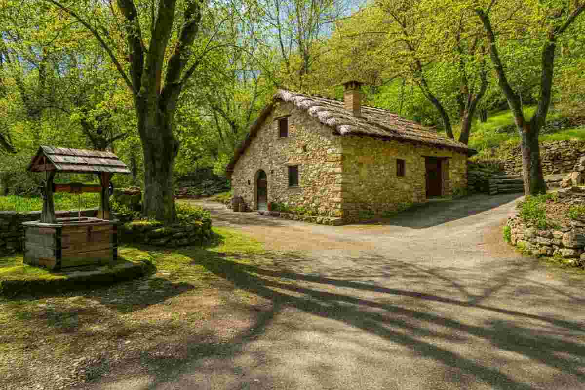 Amore e natura: Nathan e Catherine scelgono il loro rifugio nel bosco di Palmoli