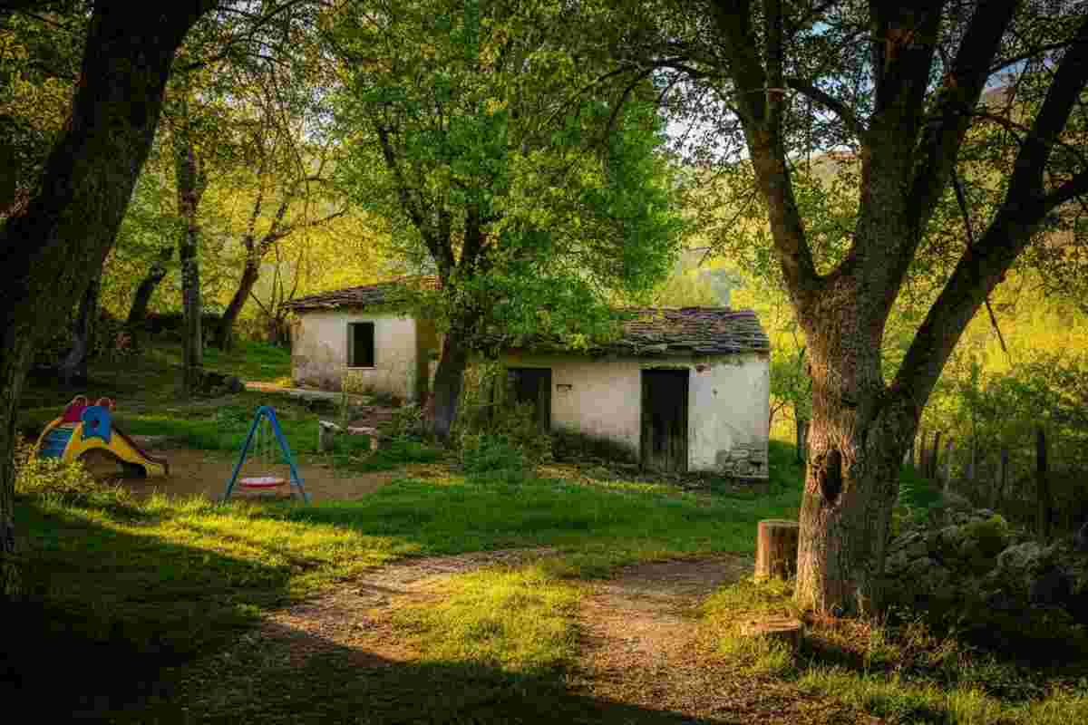 Bimbi salvati dal bosco di Chieti: il padre promette di riportarli a casa