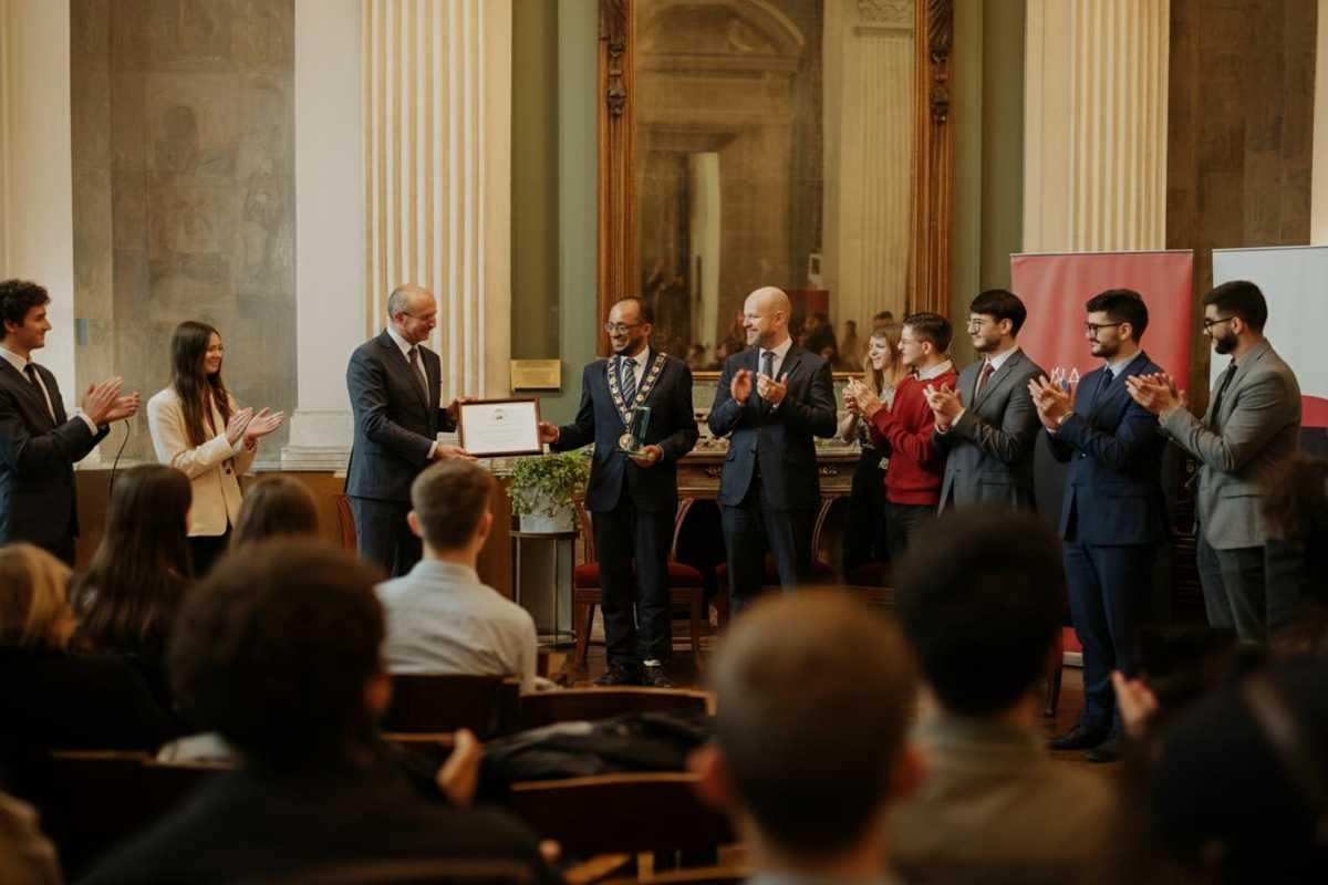 De Niro celebra Roma: riceve la Lupa capitolina da Gualtieri