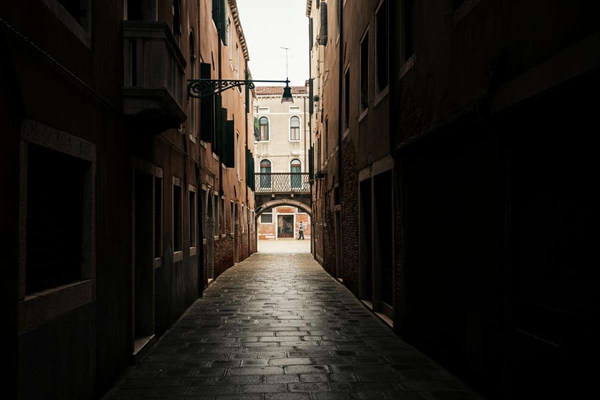 Frode assicurativa: 69enne di Venezia si infligge un taglio al braccio e finisce in carcere per quasi 6 anni