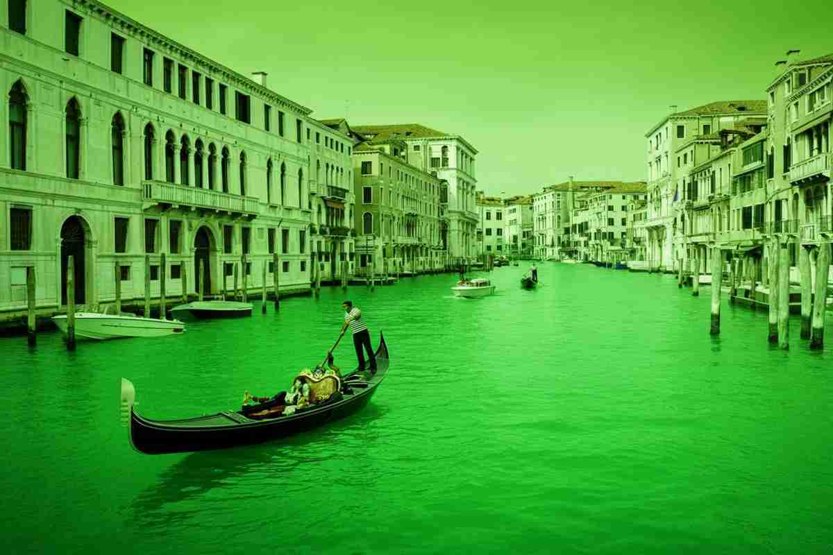 Il Canal Grande di Venezia si tinge di verde: un fenomeno sorprendente