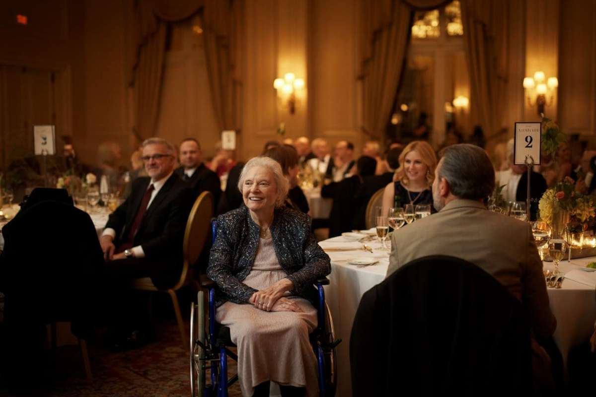 La straordinaria forza di Kathleen Turner: la sua vita in sedia a rotelle