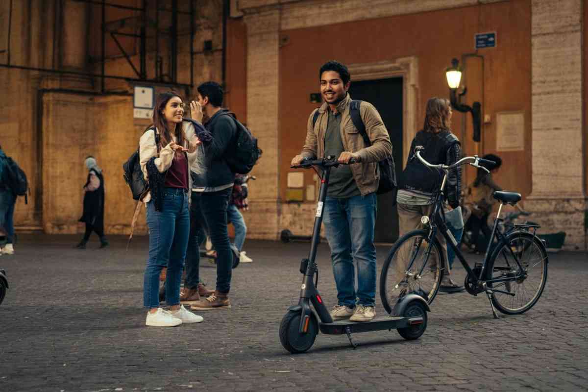 Lotta per la mobilità: l'Antitrust indaga su e-bike e monopattini a Roma