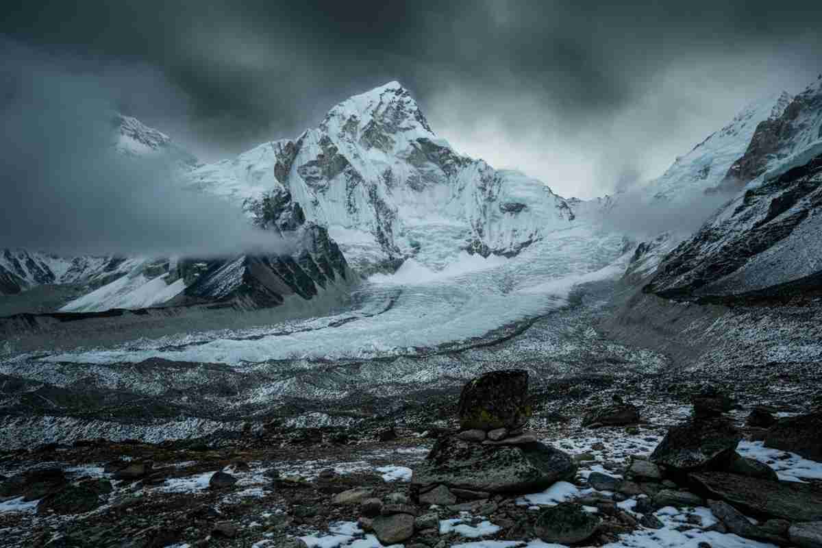 Nepal: ricerche degli alpinisti dispersi fermate a causa di neve e detriti rocciosi
