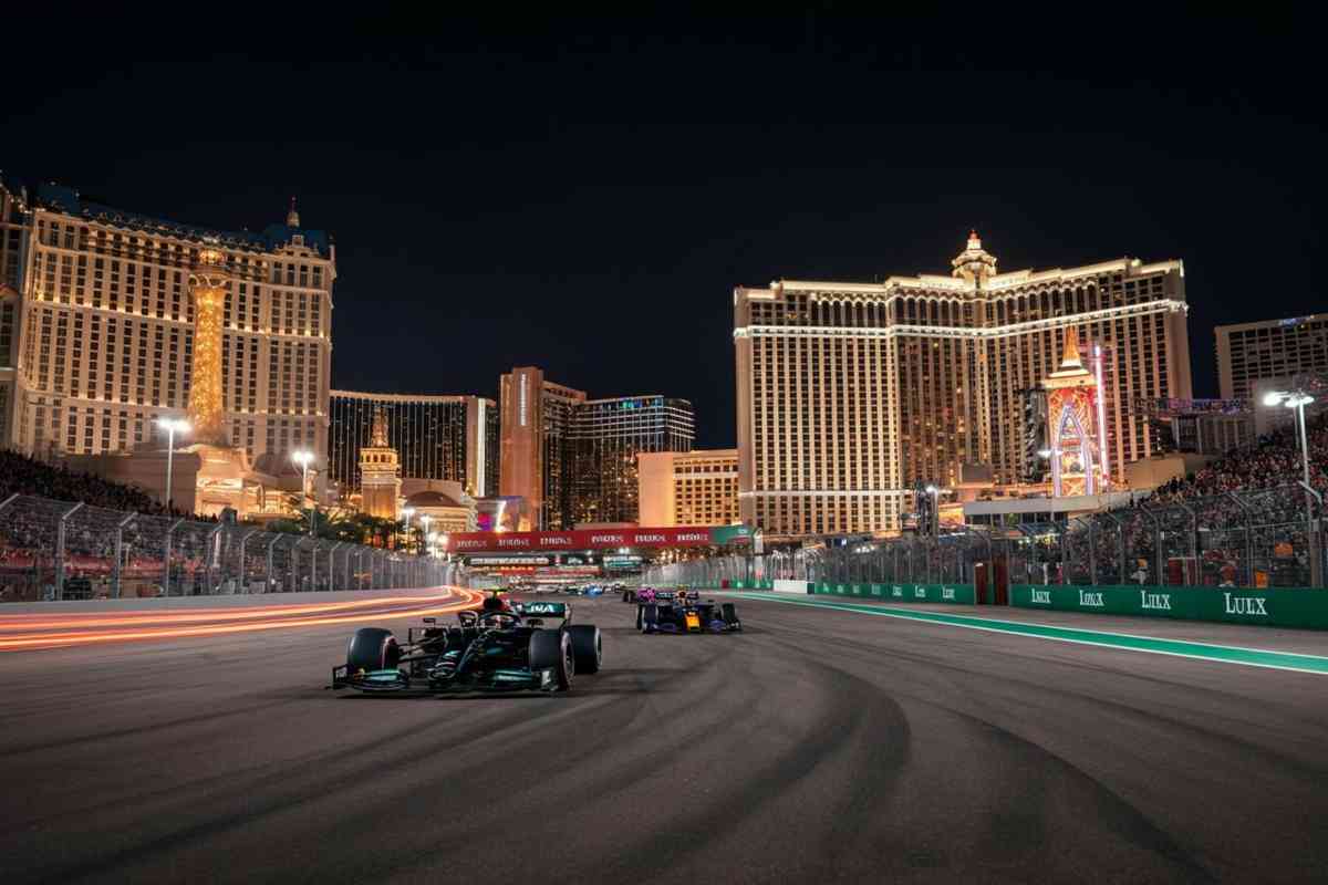 Norris conquista la pole a Las Vegas, Leclerc nono e Hamilton in fondo alla griglia