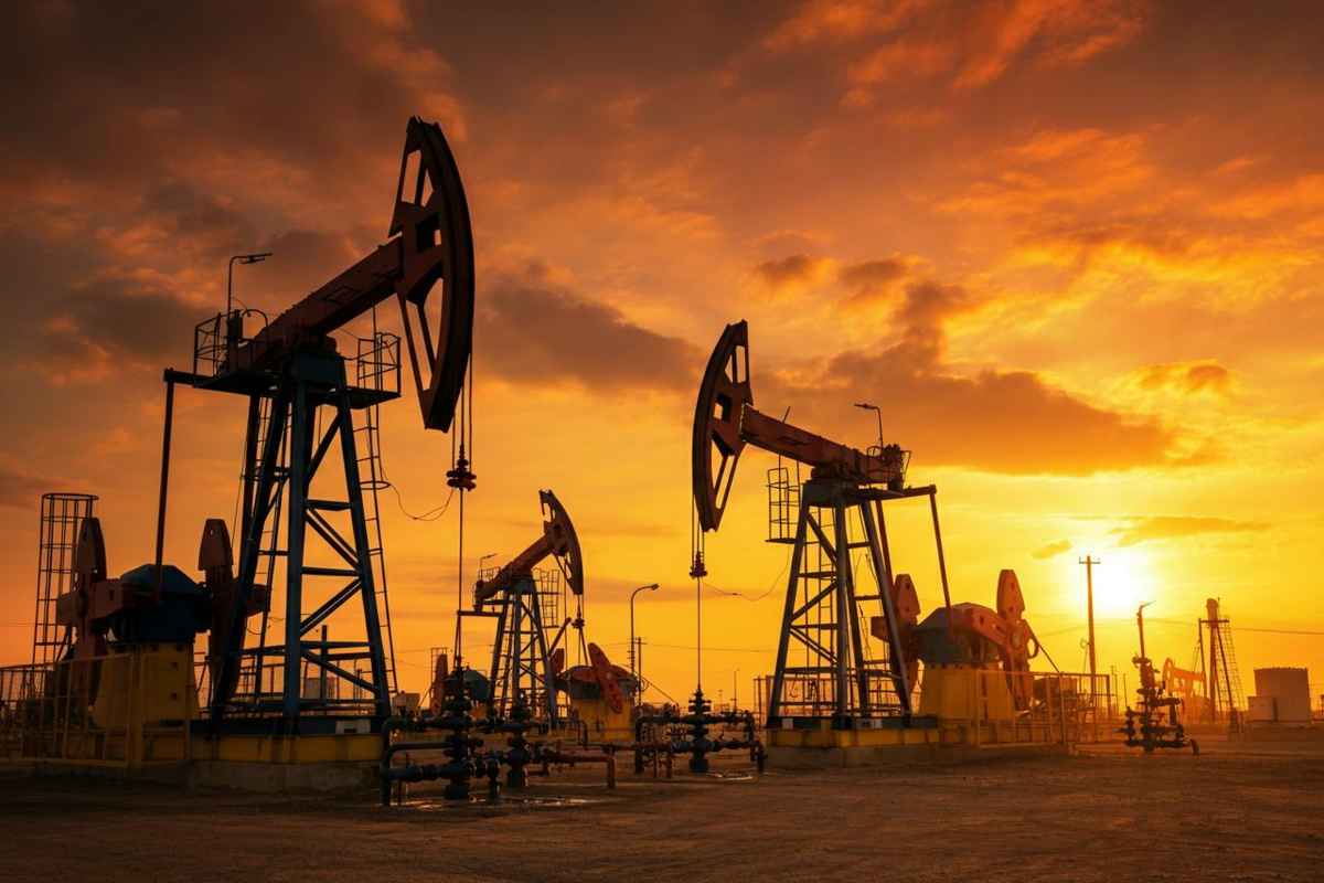 Opec+ alza il tiro: terzo aumento consecutivo di 137mila barili al giorno