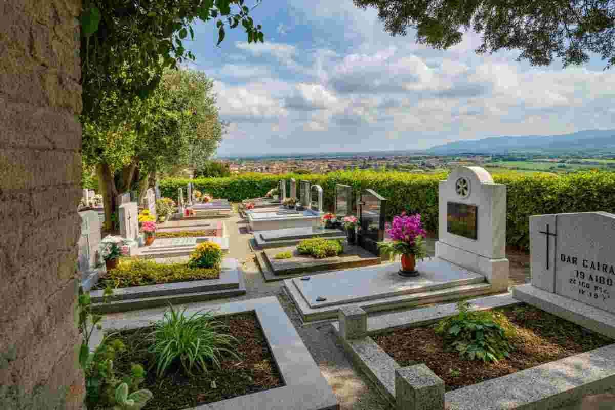 Scatta una foto accanto a un cadavere: operaio di un cimitero denunciato per vilipendio