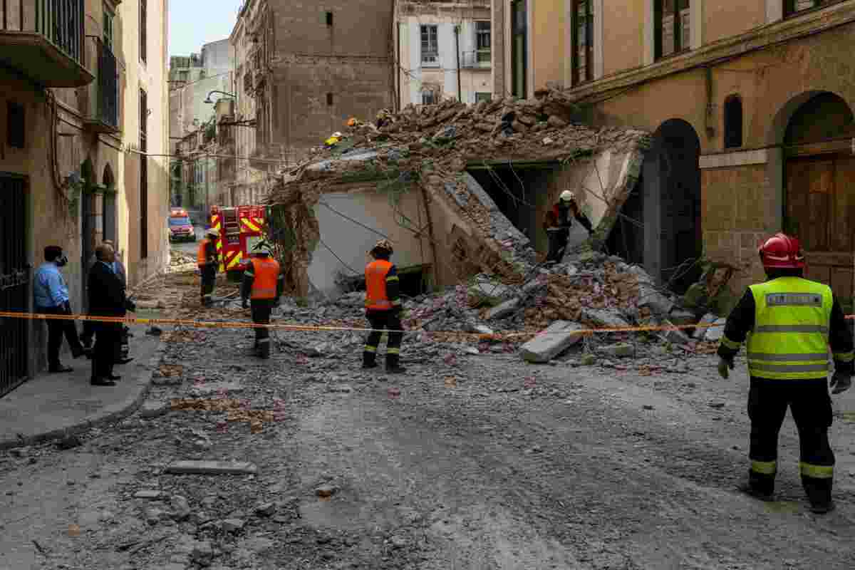 Tragedia alla Torre dei Conti: il mistero del cedimento e la morte dell'operaio Octay Stroici