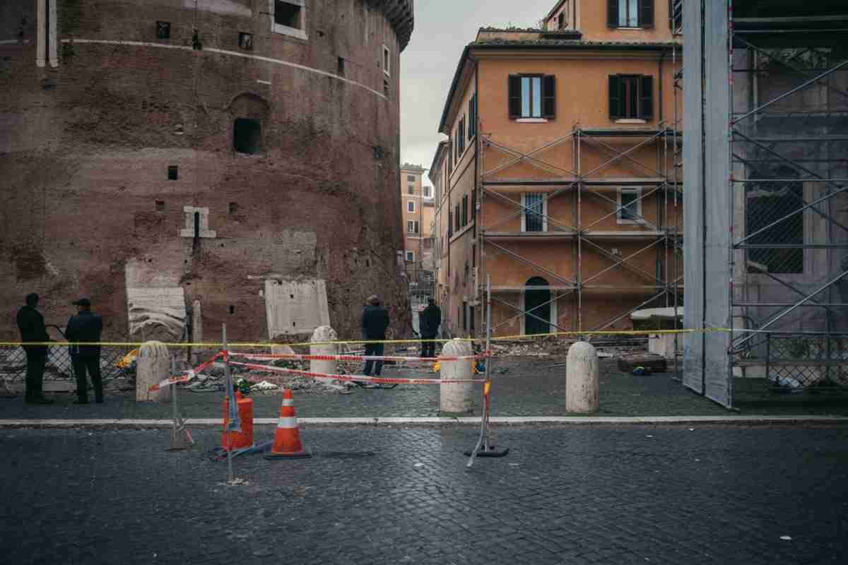 Tragedia alla Torre dei Conti: volo delle Frecce Tricolori annullato dopo la morte di un operaio