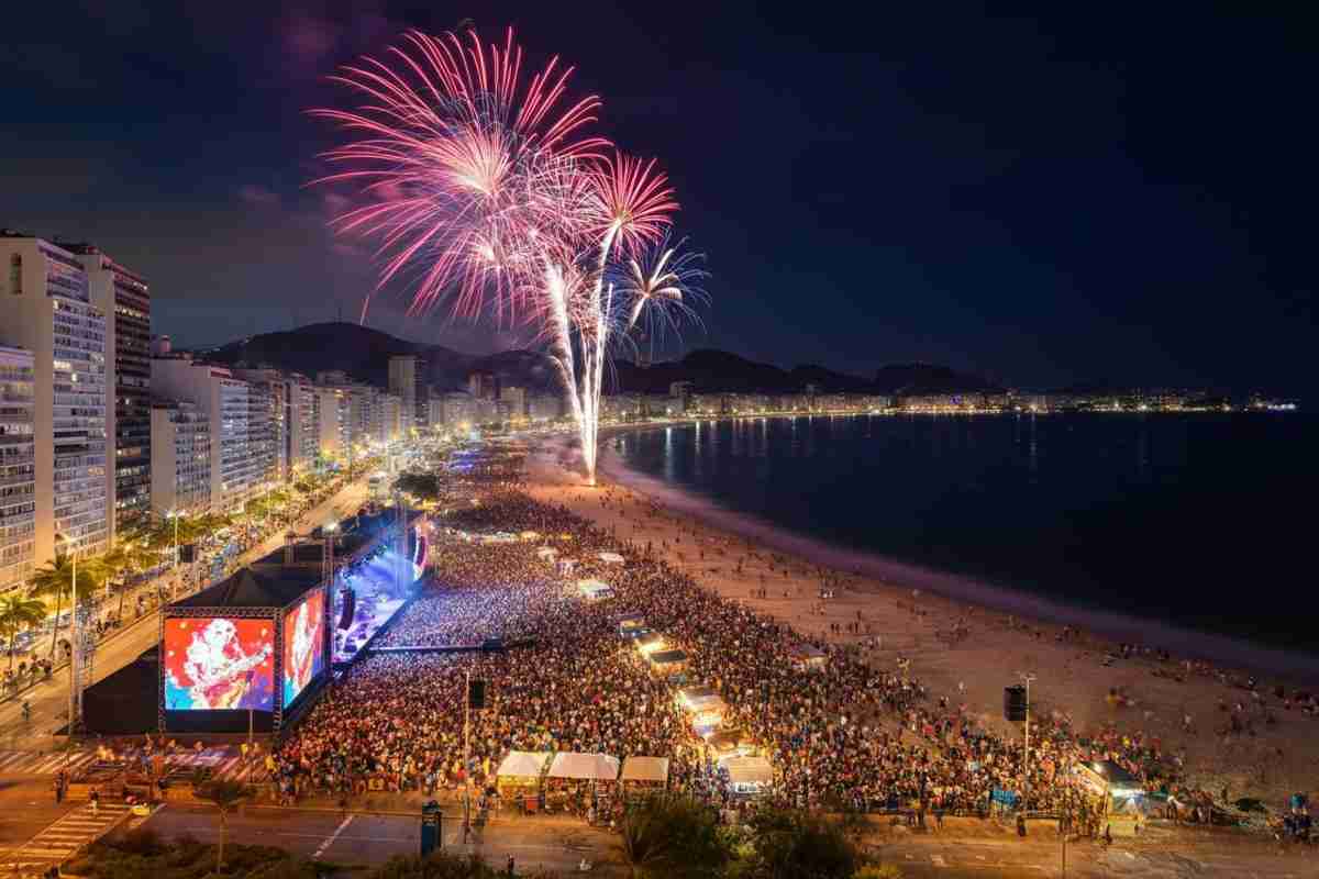Capodanno a Rio: un festeggiamento spettacolare con 13 palchi e fuochi d'artificio mozzafiato