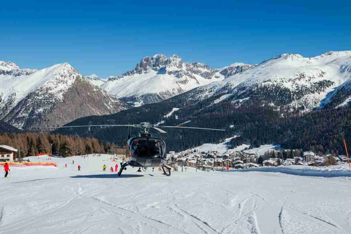 Elicottero sulle piste da sci: la corsa per non perdere un attimo di neve