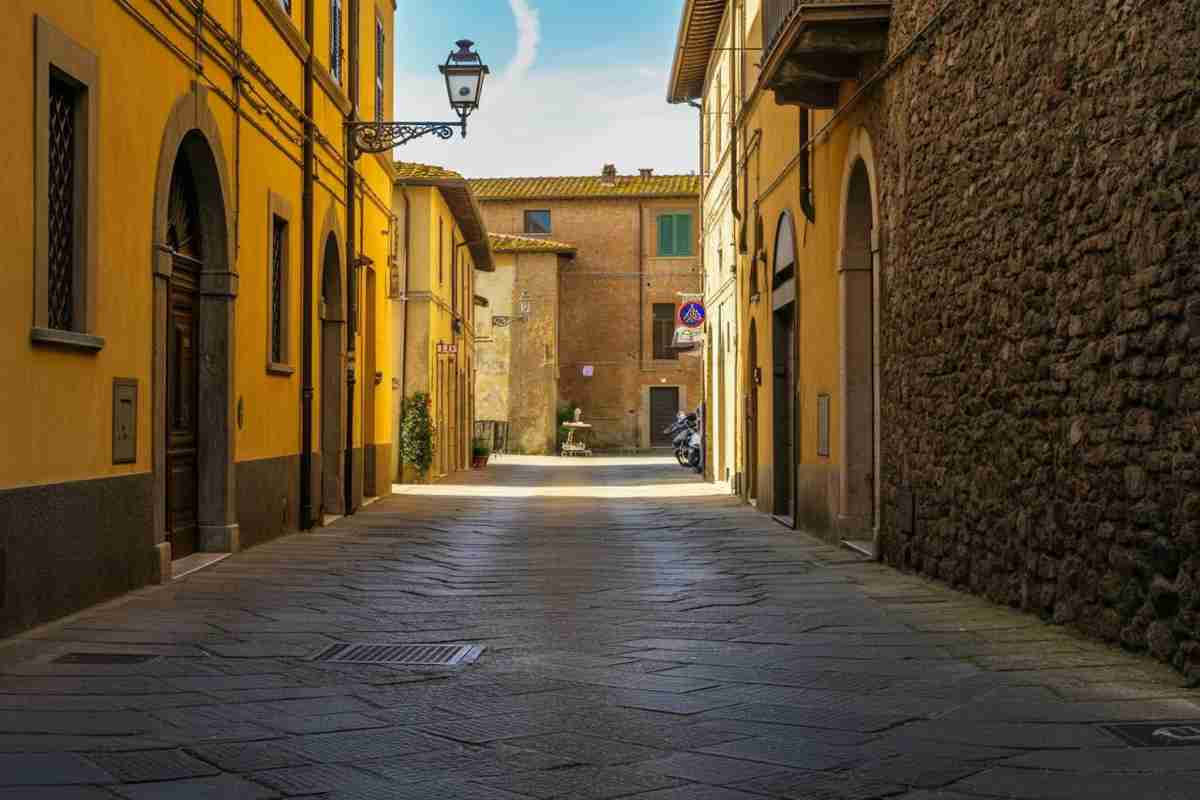 Estorsione in corsa: un 20enne investe un carabiniere e scappa, i militari rispondono al fuoco
