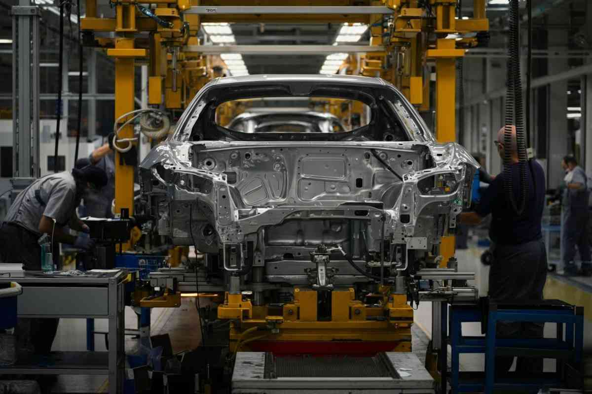 Ferrari in mostra: un viaggio attraverso le foto storiche al Mimit con Cdp