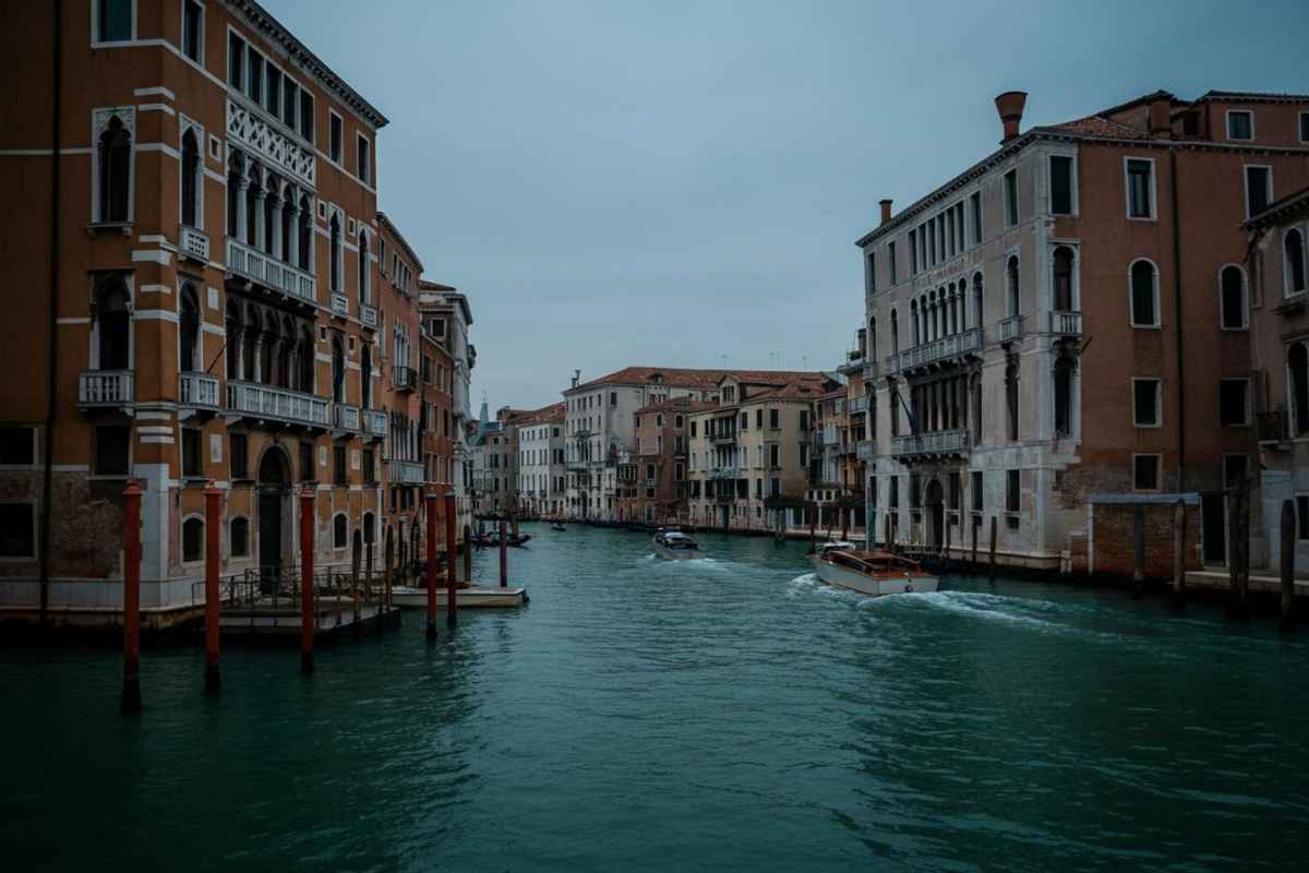 Giudice assolve uomo di 52 anni per rapporto con una 15enne: «Era consenziente»