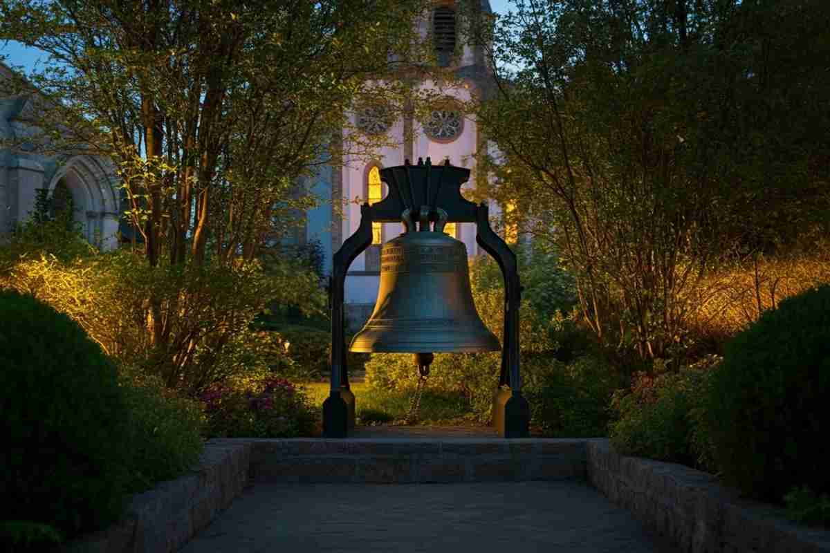 La campana contro l'aborto suonerà a Sanremo: il vescovo accende il dibattito ogni sera alle 20