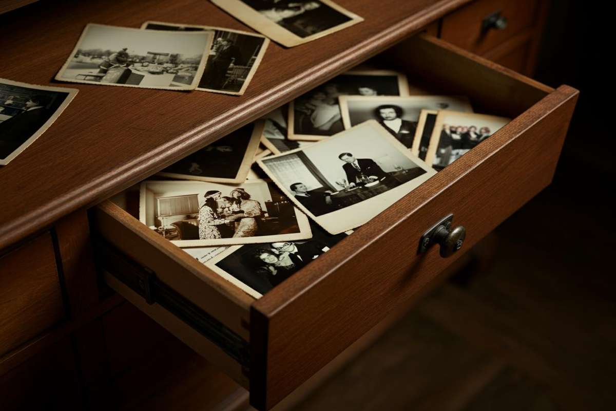 La sorprendente rivelazione: il dipartimento di Giustizia ripubblica la foto di Trump nei file Epstein