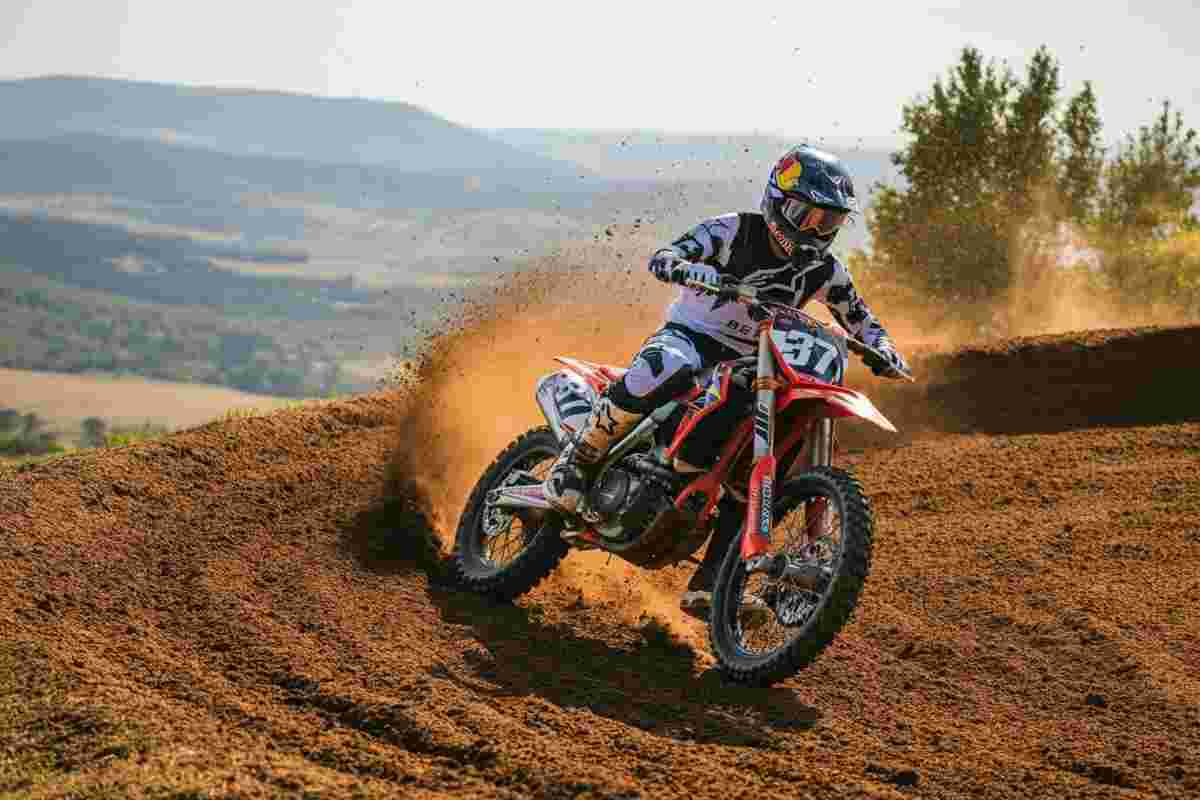 Marc Marquez rientra in pista dopo tre mesi: la sorpresa è una Ducati da cross