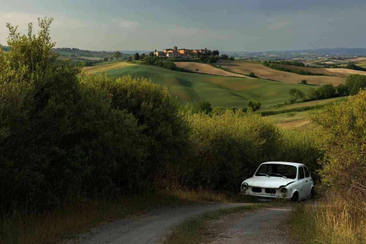 Marito della donna uccisa in casa trovato gravemente ferito: mistero sull'arma del delitto e il suo allontanamento
