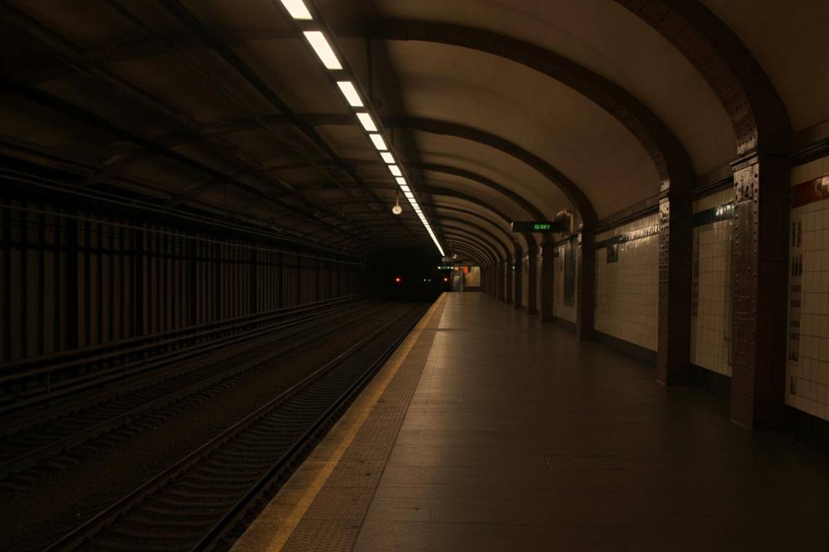 Ragazza aggredita: la denuncia choc di una violenza fuori dalla metro di Roma