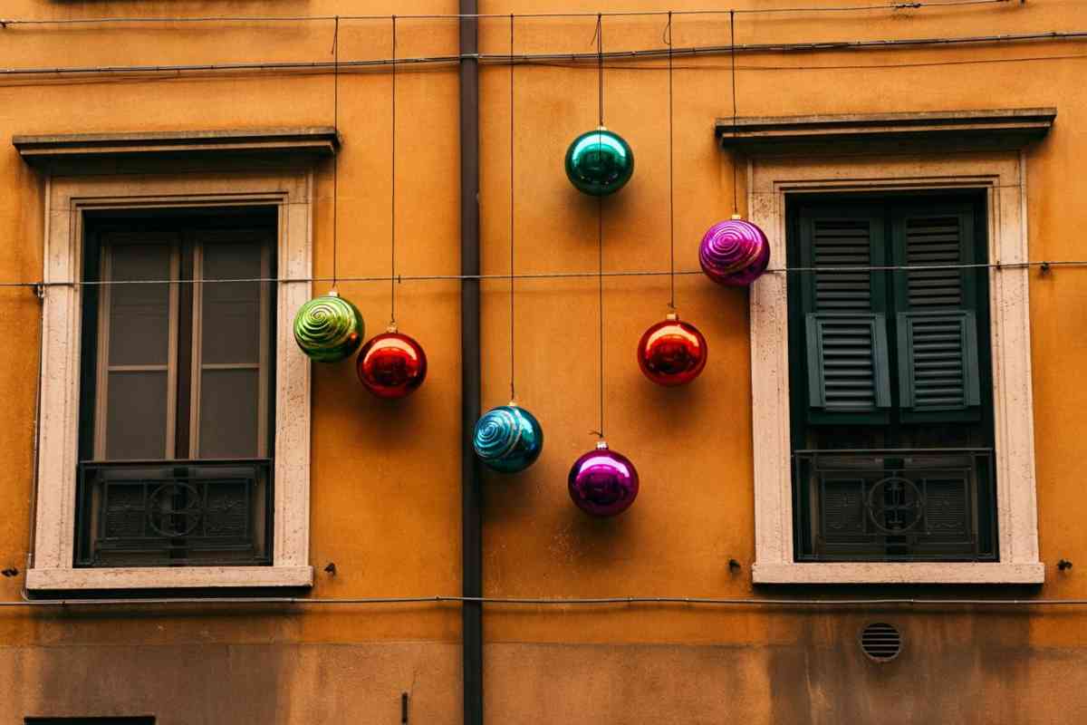 Scontro natalizio: le palle di compleanno infuriano i vicini di Senigallia