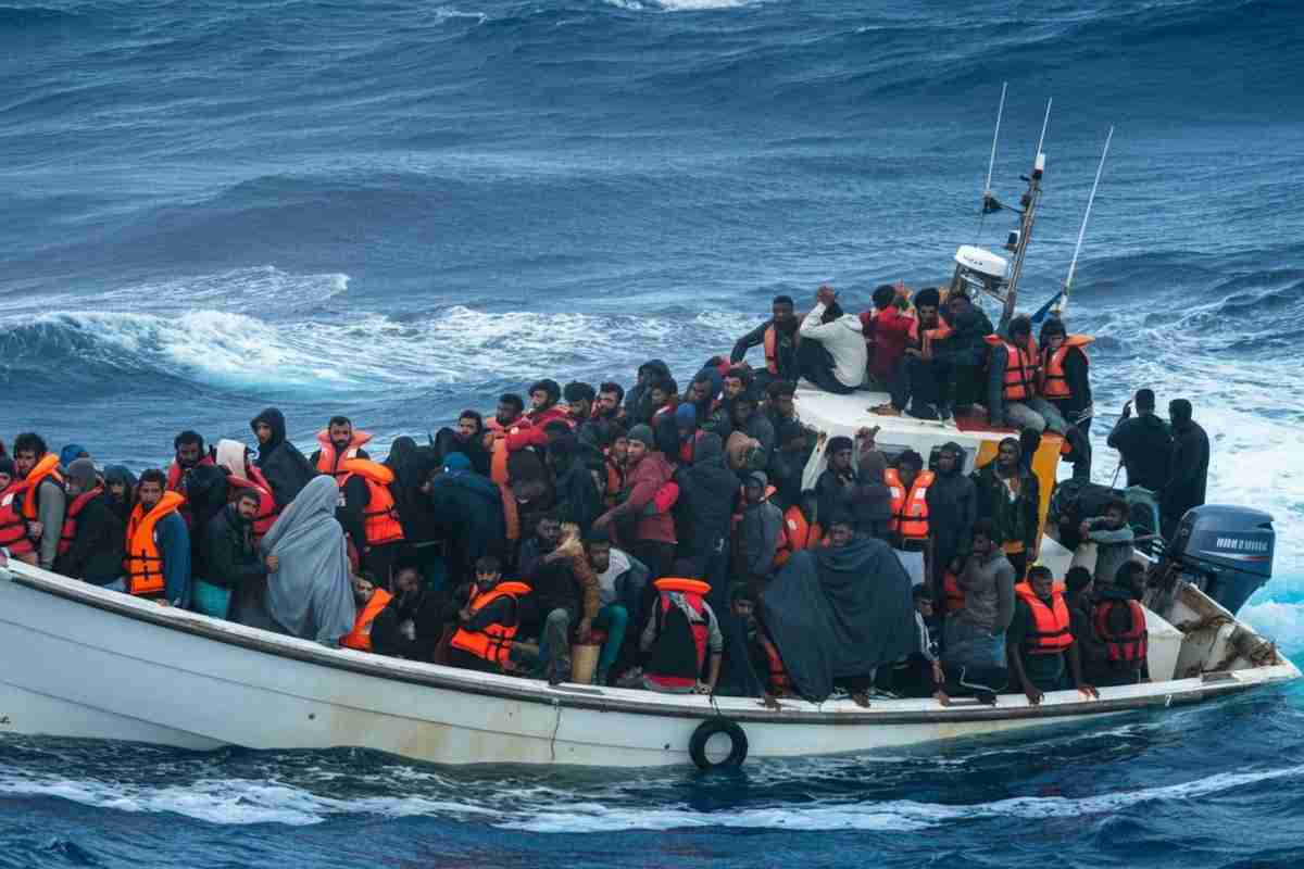 Sea Watch lancia l'allerta: nave di migranti in pericolo con tre neonati a bordo
