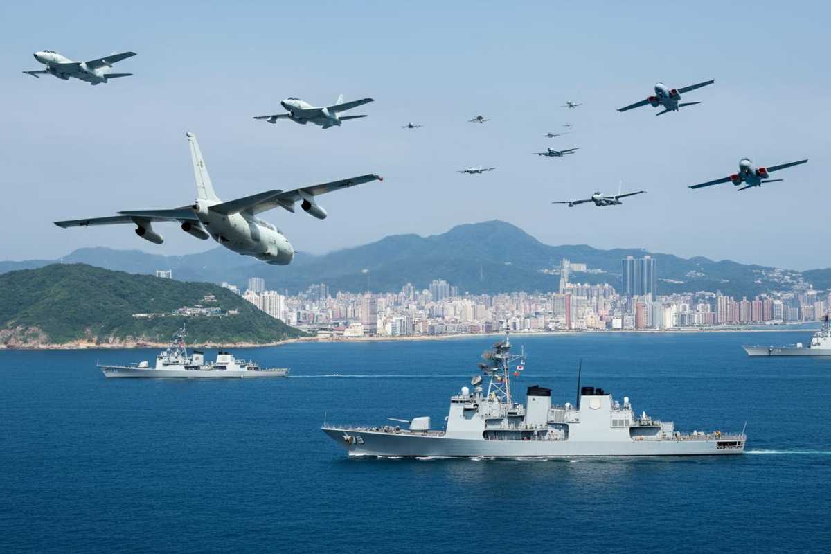 Taiwan sotto assedio: 89 aerei militari cinesi e 28 navi avvistati vicino all'isola