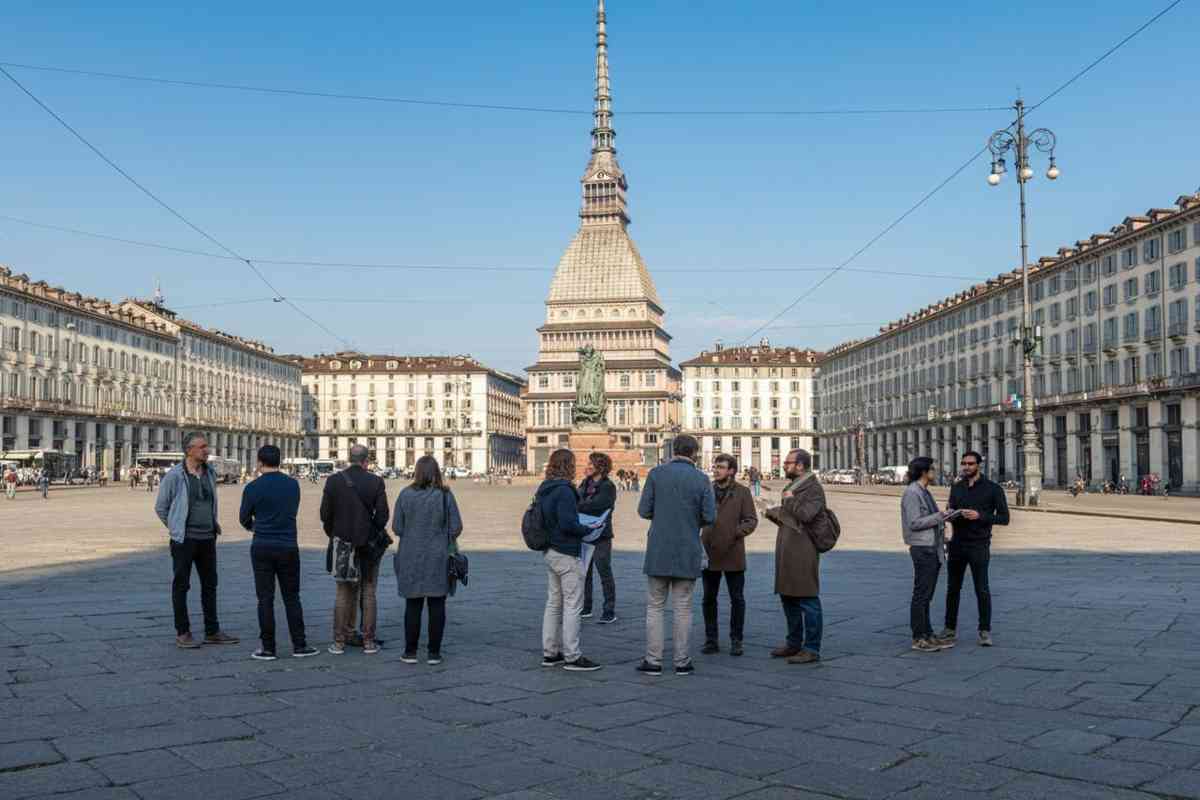 Tajani propone un candidato sindaco per Torino: un'alleanza con Azione?