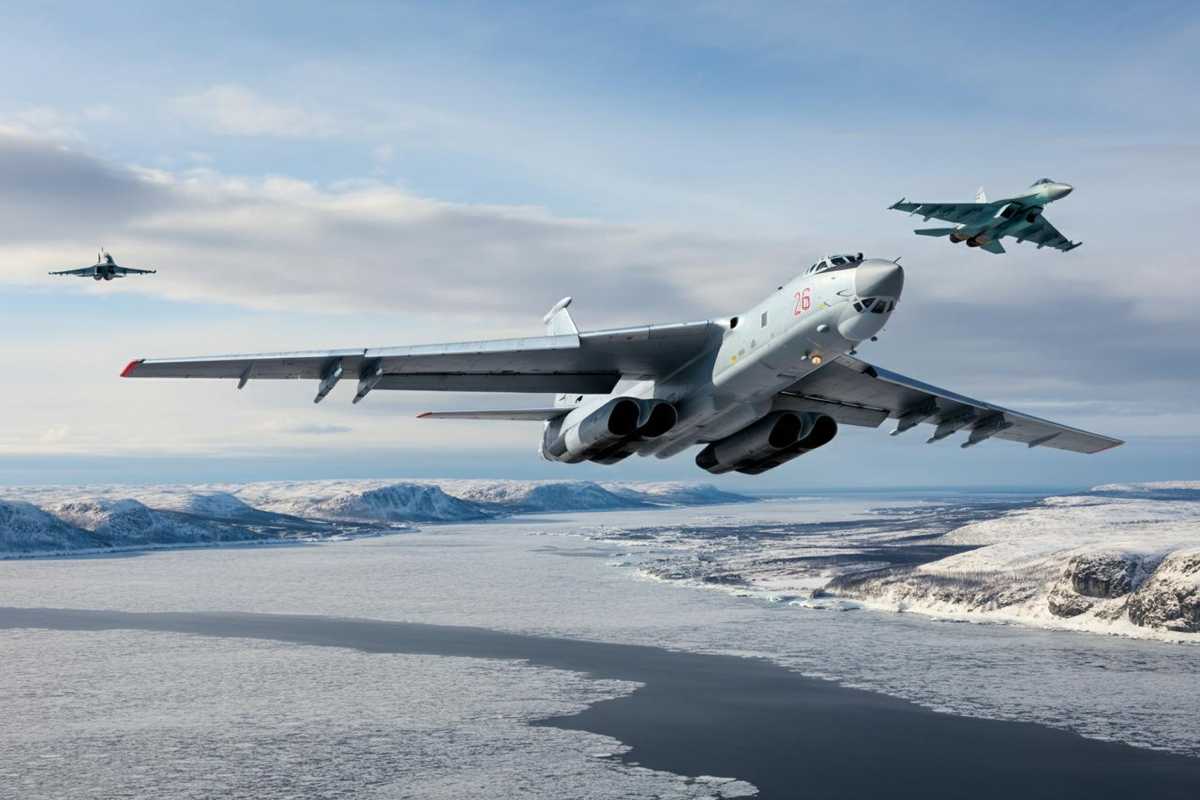 Tass: i bombardieri russi sorvolano i mari Barents e Norvegia, aerei stranieri in volo