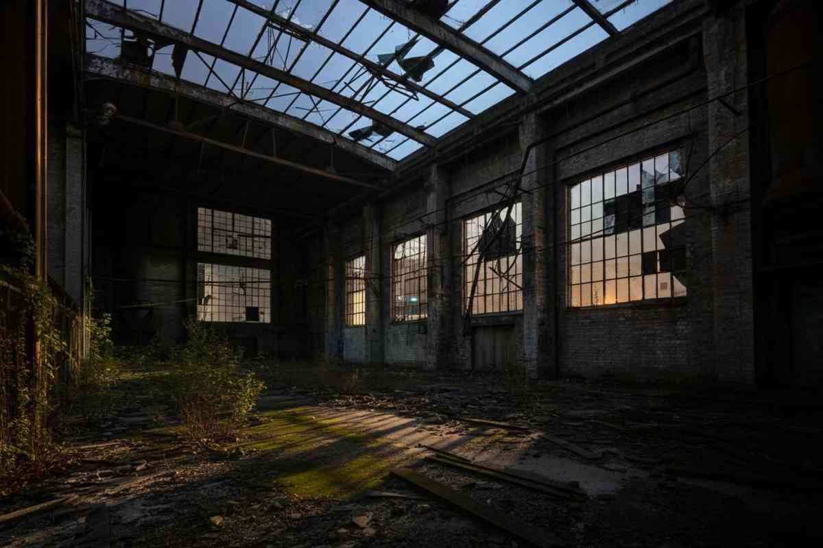 Tragedia ad Alzano Lombardo: un giovane perde la vita dopo una caduta da un capannone abbandonato