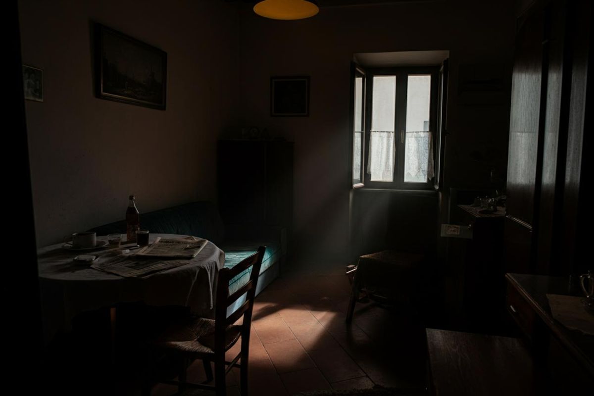 Tragedia nel Comasco: anziani trovati senza vita in un misterioso caso di omicidio-suicidio