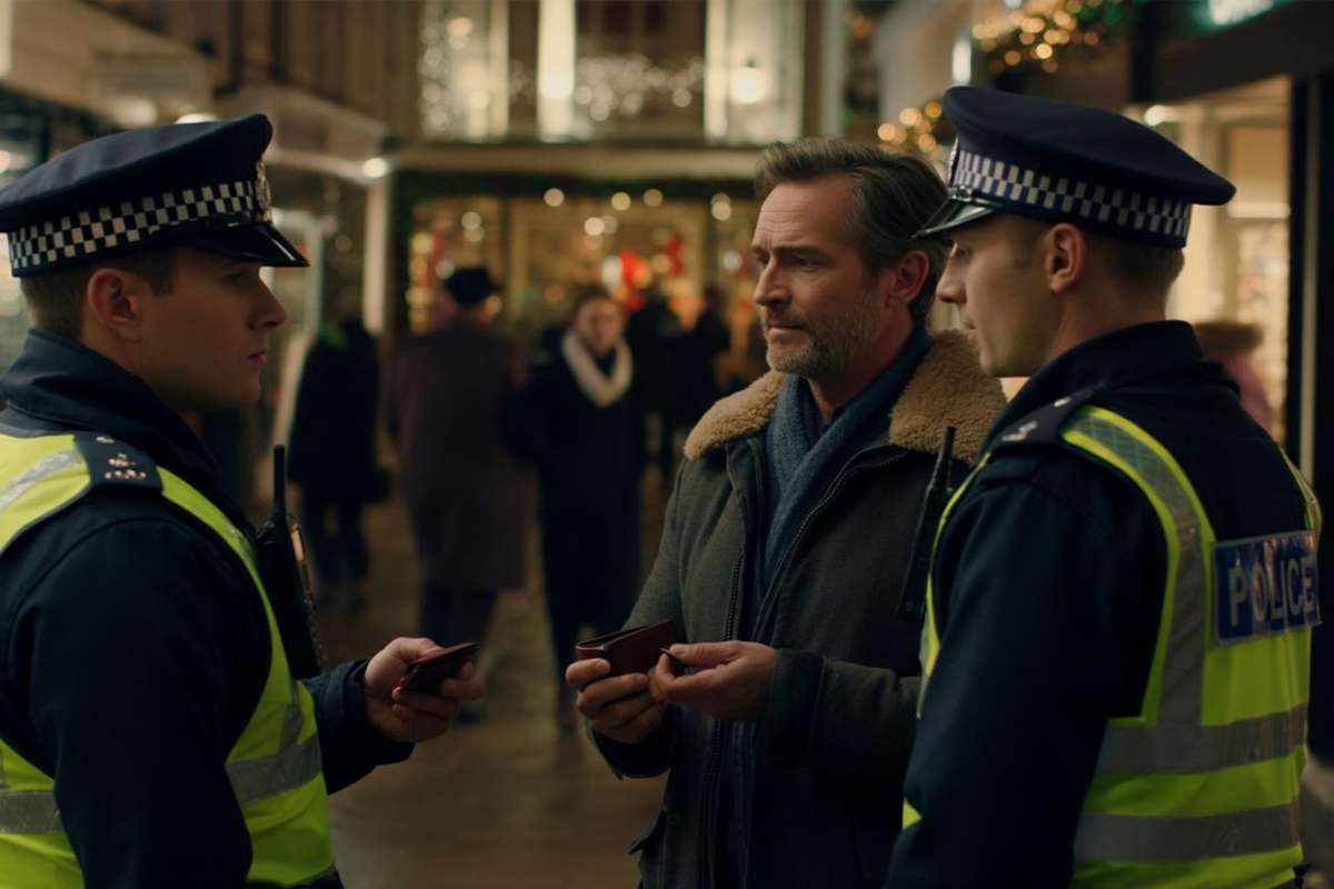 Un gesto di onestà: giovane restituisce un portafogli con 500 euro alla polizia di Foggia