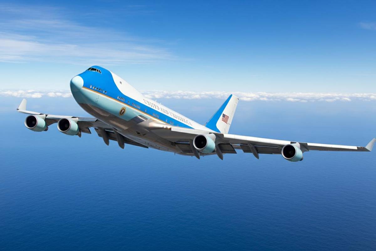 Air Force One di Trump costretto a tornare indietro: un guasto elettrico ferma il volo verso Davos