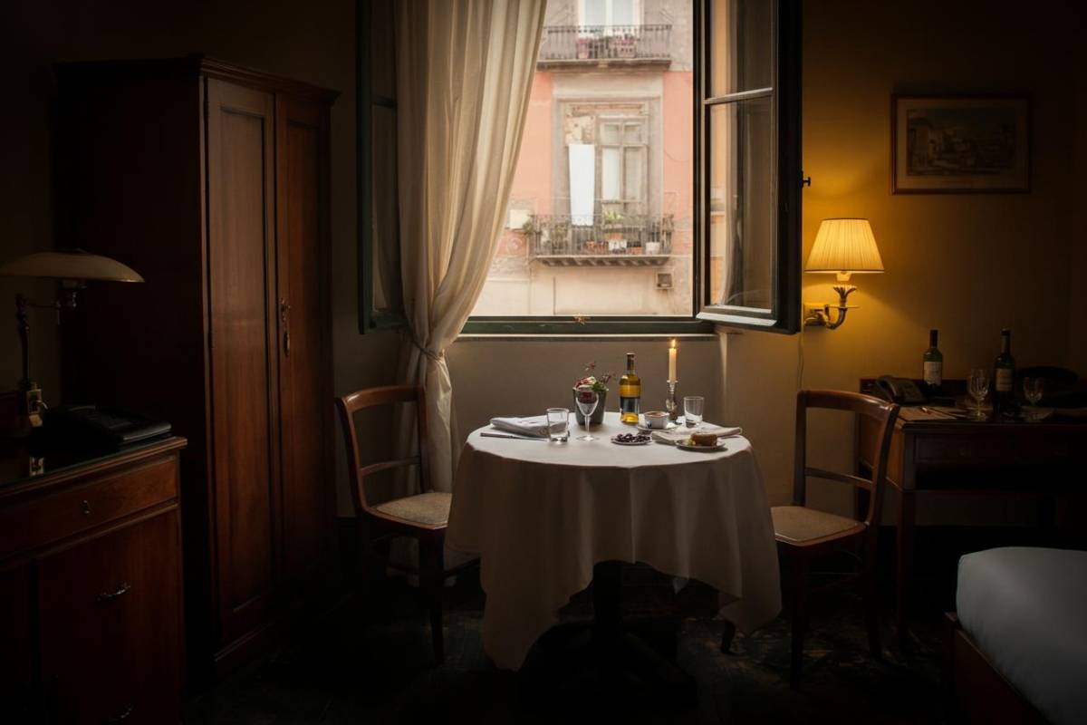 'Averno Hotel': un viaggio nell'anima di Napoli attraverso la lente di Pino Carbone