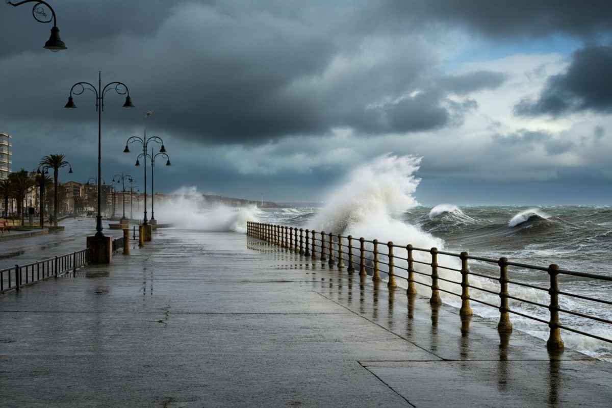 Il sindaco De Luca affronta un'onda gigante in diretta: il video shock dell'emergenza maltempo
