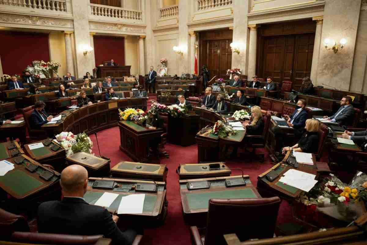 La Camera omaggia Valentino, il genio della creatività