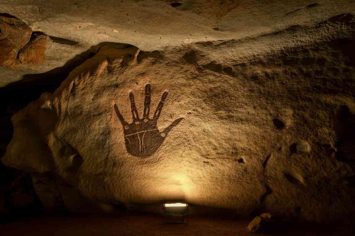 La straordinaria scoperta della pittura rupestre più antica: risale a 67.800 anni fa