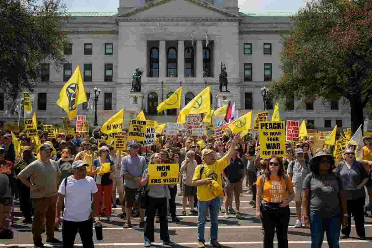 Proteste in 70 città americane contro l'intervento in Venezuela: la Casa Bianca nel mirino