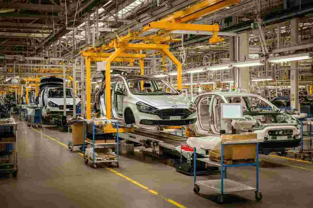 Stellantis prevede un calo del 20% nella produzione entro il 2025: sotto le 380mila unità