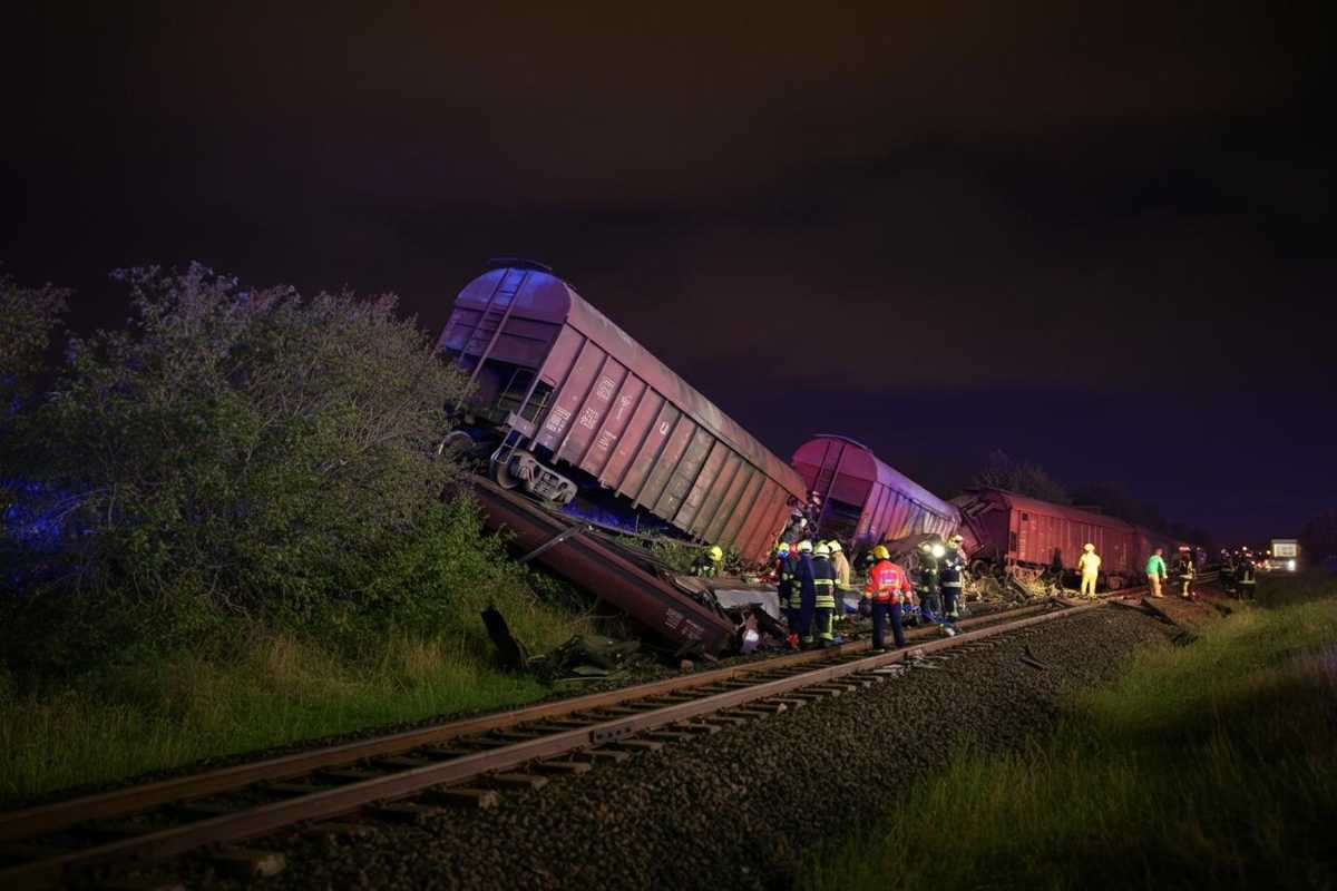 Tragedia ferroviaria: le vittime disperse a centinaia di metri l'una dall'altra