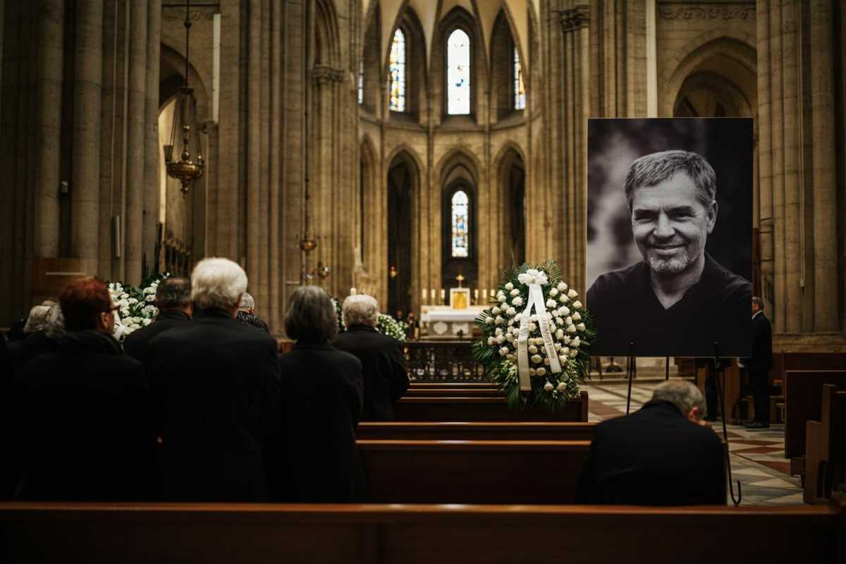 Un addio toccante: il funerale di Valentino tra fiori bianchi e ricordi emozionanti
