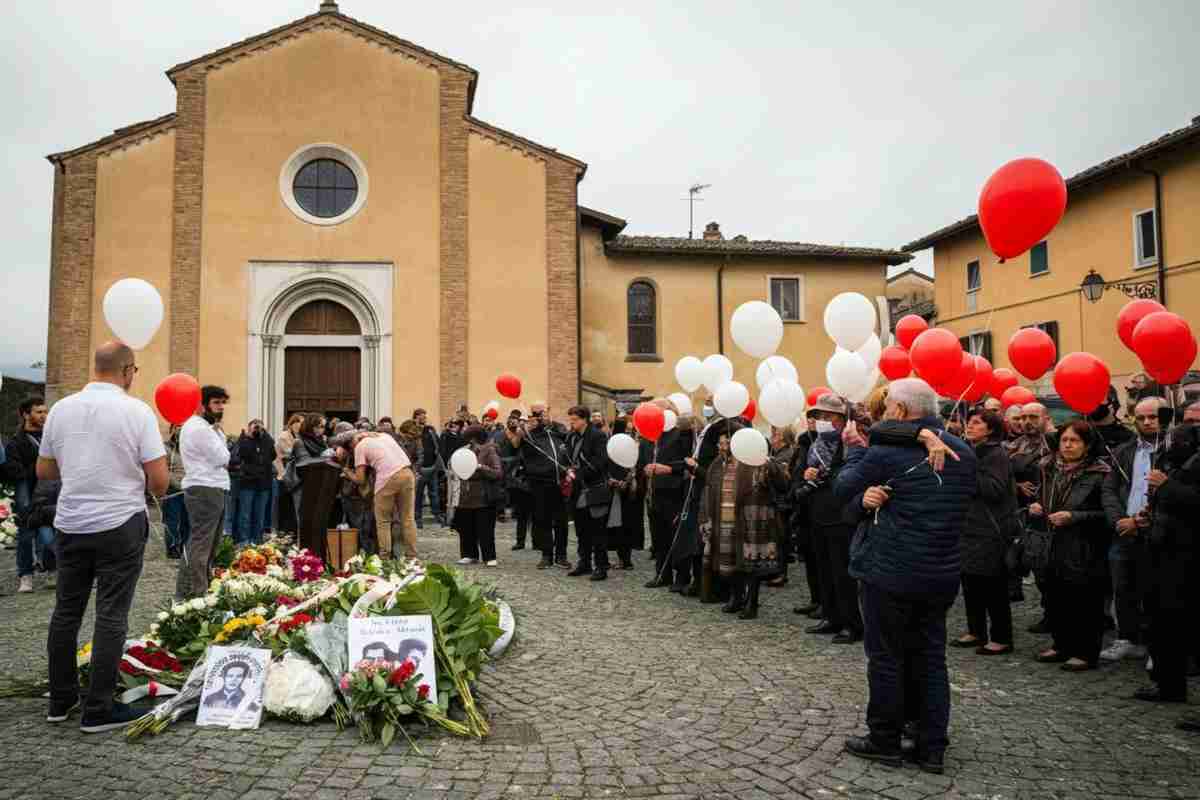Un commovente addio: palloncini e lacrime per madre e figlia vittime di intossicazione