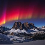 Un'esplosione di rosso: l'aurora boreale incanta le Dolomiti