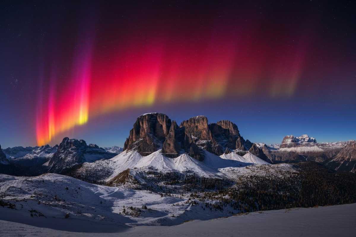 Un'esplosione di rosso: l'aurora boreale incanta le Dolomiti