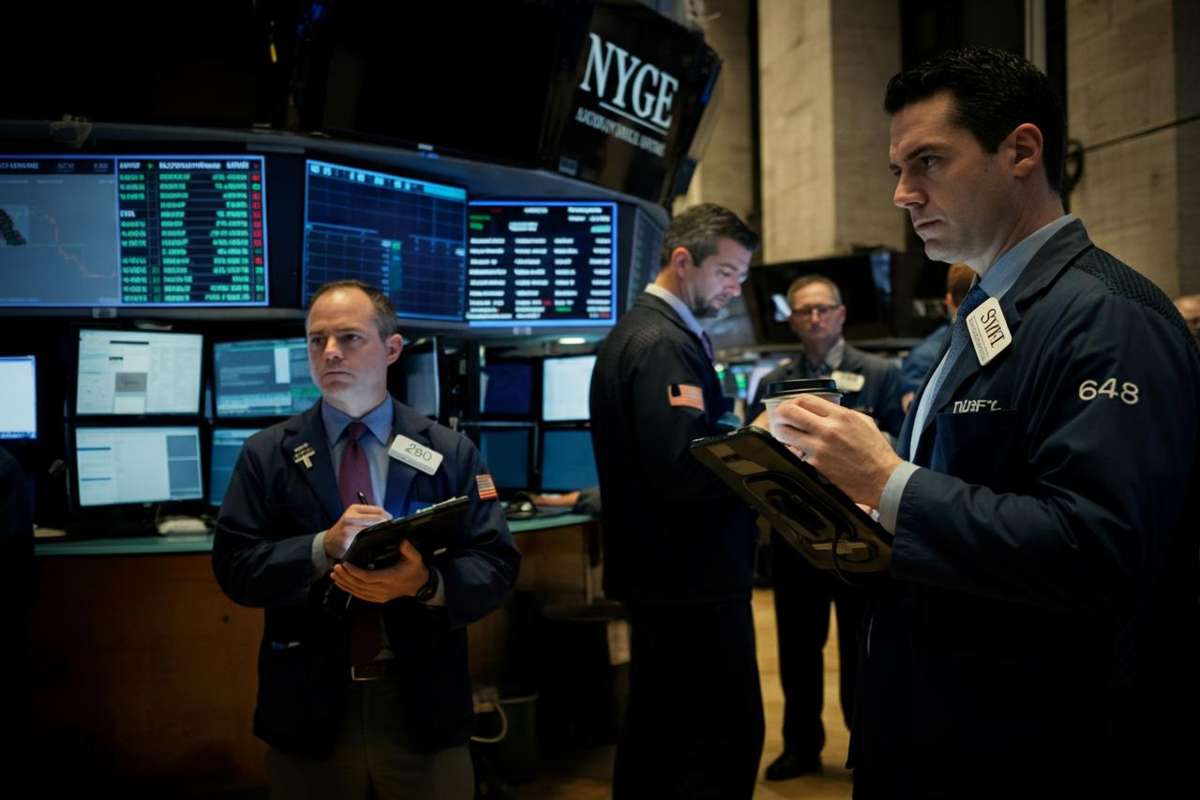 Wall Street in equilibrio: il Dow Jones scivola, il Nasdaq resiste