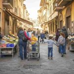 Consumi in crescita nel 2026: +0,8%, ma le spese obbligate pesano sul bilancio delle famiglie