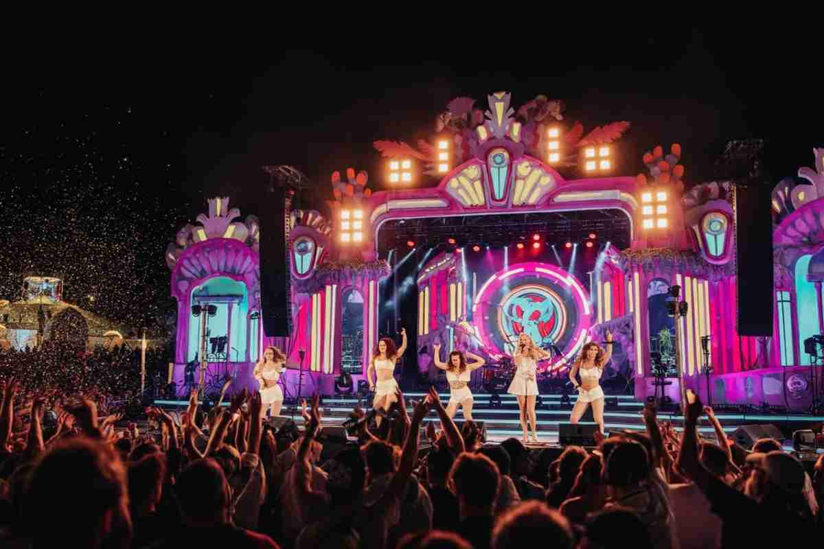 Elettra Lamborghini celebra la leggerezza con un tributo a Raffaella Carrà